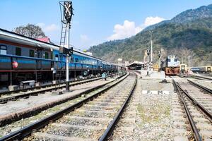 ver de tren ferrocarril pistas desde el medio durante tiempo de día a kathgodam ferrocarril estación en India, juguete tren pista vista, indio ferrocarril unión, pesado industria foto