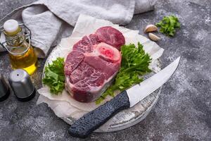 crudo carne de vaca filete Osso Buco en corte tablero foto