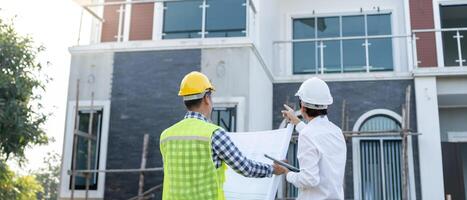 inspector ingeniero y propietario proyecto es inspeccionando construcción y calidad garantía nuevo casa. ingenieros o arquitectos o contactor trabajo a construir el casa antes de entrega eso terminado a el dueño de casa foto