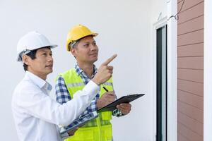 inspector ingeniero y propietario proyecto es inspeccionando construcción y calidad garantía nuevo casa. ingenieros o arquitectos o contactor trabajo a construir el casa antes de entrega eso terminado a el dueño de casa foto