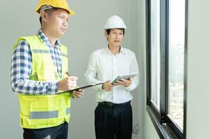 inspector ingeniero y propietario proyecto es inspeccionando construcción y calidad garantía nuevo casa. ingenieros o arquitectos o contactor trabajo a construir el casa antes de entrega eso terminado a el dueño de casa foto