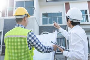 inspector ingeniero y propietario proyecto es inspeccionando construcción y calidad garantía nuevo casa. ingenieros o arquitectos o contactor trabajo a construir el casa antes de entrega eso terminado a el dueño de casa foto