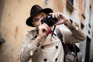 detective tomando fotos en un sity barrio bajo con su Clásico cámara