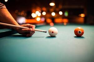 joven hombre jugando snooker, puntería. para un bueno Disparo foto