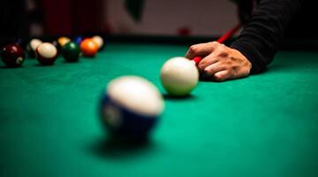 joven hombre jugando snooker, puntería. para un bueno Disparo foto