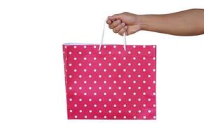 cerca arriba mano sostiene reutilizable papel bolsa, aislado en blanco antecedentes. concepto, reutilizable bolsa, lata ser usado para mantener o Contiene cosas, utilizar como entrega o compras. embalaje diseño. foto