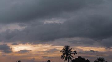 hermosa puntos de vista de el puesta de sol cielo y amanecer cielo con vistoso nubes foto