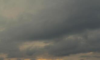 hermosa puntos de vista de el puesta de sol cielo y amanecer cielo con vistoso nubes foto