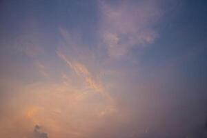 hermosa puntos de vista de el puesta de sol cielo y amanecer cielo con vistoso nubes foto