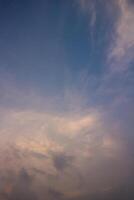 hermosa puntos de vista de el puesta de sol cielo y amanecer cielo con vistoso nubes foto