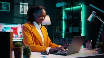 focado aluna noivando dentro dela estudos às casa escritório com computador portátil, determinado para excel dentro dela acadêmicos e graduado escola. trabalha duro menina avaliações curso materiais e palestra notas. Câmera b. video