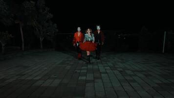 drei Menschen im Clown bilden posieren unheimlich beim Nacht, mit ein gespenstisch und theatralisch Stimmung. video