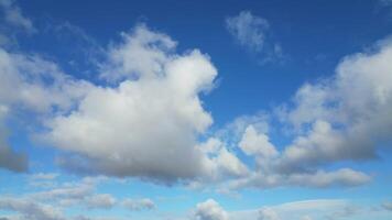 hoog hoek visie van winter lucht en wolken over- stad van Engeland uk video