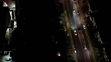 aéreo imágenes de iluminado hitchin pueblo de Inglaterra Reino Unido durante noche video