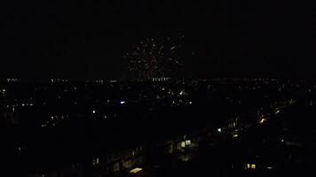vivere fuochi d'artificio al di sopra di illuminato luton città di Inghilterra UK durante notte video