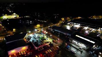 aéreo imágenes de iluminado hitchin pueblo de Inglaterra Reino Unido durante noche video