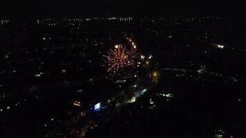 vivere fuochi d'artificio al di sopra di illuminato luton città di Inghilterra UK durante notte video
