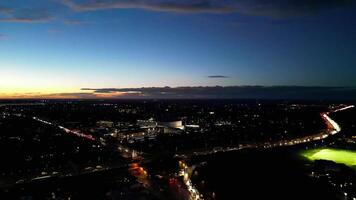 aéreo imágenes de iluminado hitchin pueblo de Inglaterra Reino Unido durante noche video