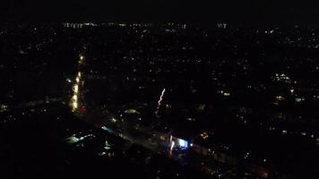 aéreo cenas do iluminado pegando carona Cidade do Inglaterra Reino Unido durante noite video