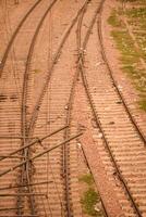 ver de tren ferrocarril pistas desde el medio durante tiempo de día a kathgodam ferrocarril estación en India, juguete tren pista vista, indio ferrocarril unión, pesado industria foto