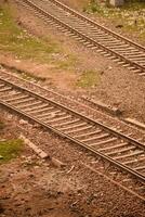 ver de tren ferrocarril pistas desde el medio durante tiempo de día a kathgodam ferrocarril estación en India, tren ferrocarril pista vista, indio ferrocarril unión, pesado industria foto