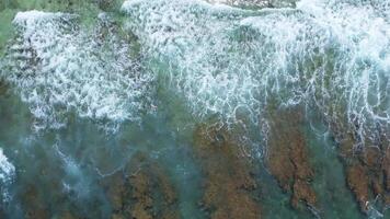 drone vue de le vagues de le Indien océan sur le corail récifs de le maldivien des plages. video