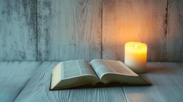 ai generado un abierto santo libro, el Biblia, siguiente a un ardiente vela en un blanco de madera mesa, mientras comunicado con Dios foto