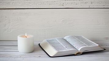 ai generado un abierto santo libro, el Biblia, siguiente a un ardiente vela en un blanco de madera mesa, mientras comunicado con Dios foto
