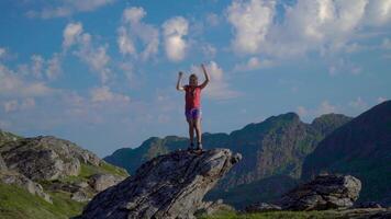 de meisje reist door de bergen van Noorwegen. zij is grappig en gelukkig. 4k video