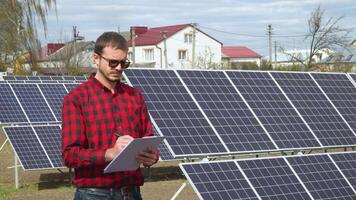 exitoso joven ingeniero planificación futurista solar paneles poder planta video
