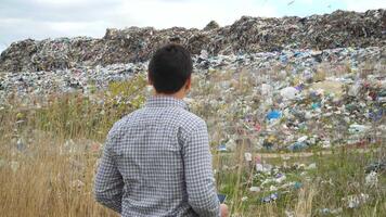 lixo despejo inspetor registros poluição nível. ecologia poluição conceito video