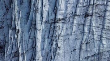 vuelo terminado el svnafellsjkull glaciar en Islandia. skaftafell nacional parque. hielo y despojos mortales de el volcán textura paisaje. 4k video