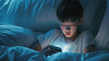 ai generado un chino chico absorto en su móvil teléfono mientras descansando en cama, el suave resplandor de el pantalla esclarecedor su rostro, destacando el seducir de moderno tecnología en todos los días vida. foto