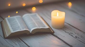 ai generado un abierto santo libro, el Biblia, siguiente a un ardiente vela en un blanco de madera mesa, mientras comunicado con Dios foto