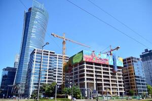 Alto edificio debajo construcción. moderno oficina edificio foto