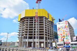 Alto edificio debajo construcción. moderno oficina edificio. foto