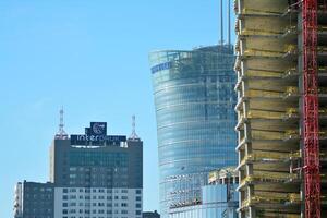 alto subir edificio debajo construcción. instalación de vaso fachada paneles en un reforzado hormigón estructura. foto