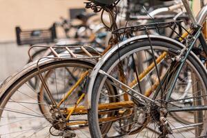 antiguo bicicletas en el estacionamiento lote foto