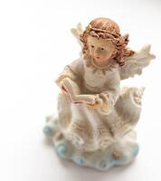 concepto Disparo de un pequeño ángel figurilla. religión foto