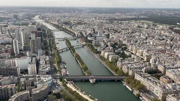 aereo Visualizza di Parigi, paesaggio urbano e Senna fiume, panoramico aereo tiro al di sopra di il Senna fiume in mostra il tentacolare urbano video