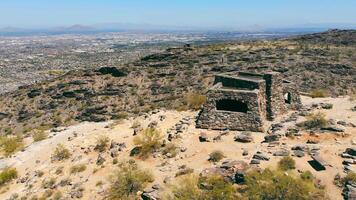 Südwesten Überwachung Deck Über das Süd Berg Senke im Arizona. szenisch Überwachung Punkt mit ein Elevation von 2.330 Füße video
