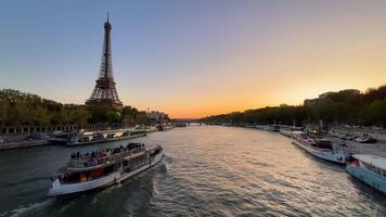 Paris, France 29.09.2023 le coucher du soleil vue de Eiffel la tour et Seine rivière avec touristique bateaux, soir lueur plus de Eiffel la tour et Seine rivière, bateaux croisière, Parisien charme video