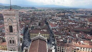 aéreo Visão do Florença, tirar o fôlego aéreo paisagem urbana do Florença com histórico arquitetura. video