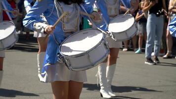 rua desempenho depois de quarentena. fechar-se do fêmea mãos bateristas estão batendo dentro a tambor do seus Gravetos video