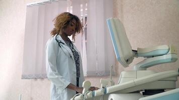 africano americano mulher médico examina paciente dentro ultrassom dispositivo monitor. coronavírus diagnóstico video