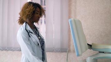 närbild av ansikte av professionell afrikansk amerikan obstetriker gynekolog utför ultraljud av mage av gravid kvinna video