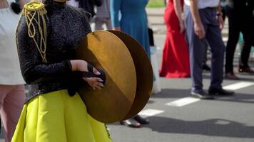 calle actuación de festivo marzo de bateristas muchachas en amarillo negro disfraces en ciudad calle. calle música concepto video