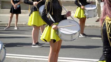 ternopil, Ucrânia Julho 31, 2020. fechar-se do fêmea mãos bateristas estão batendo dentro a tambor do seus Gravetos. rua música conceito video