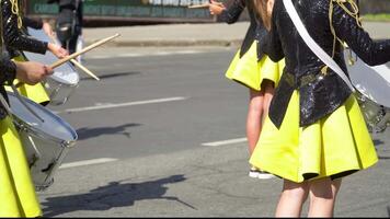 fermer de femelle mains batteurs sont cognement dans le tambour de leur des bâtons. majorettes dans le parade video