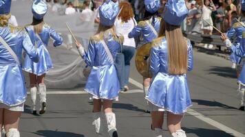 ternopil, Oekraïne juli 31, 2020. straat prestatie van feestelijk maart van drummers meisjes in blauw kostuums Aan stad straat video